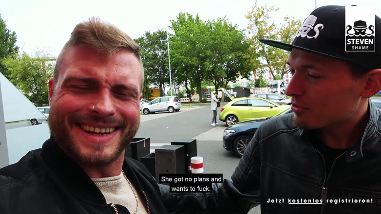Steven Shame: Mamă sexy grasă Adrienne Kiss este futută pe la spate într-un...