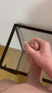 Vers sperma op een glazen tafel
