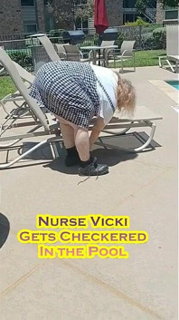 Sestřička Vicki nosí k bazénu