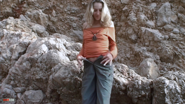 MMM100: Lady-margaux: Nice Drobna Lady Margaux Robienie gorącego striptiz nad morzem