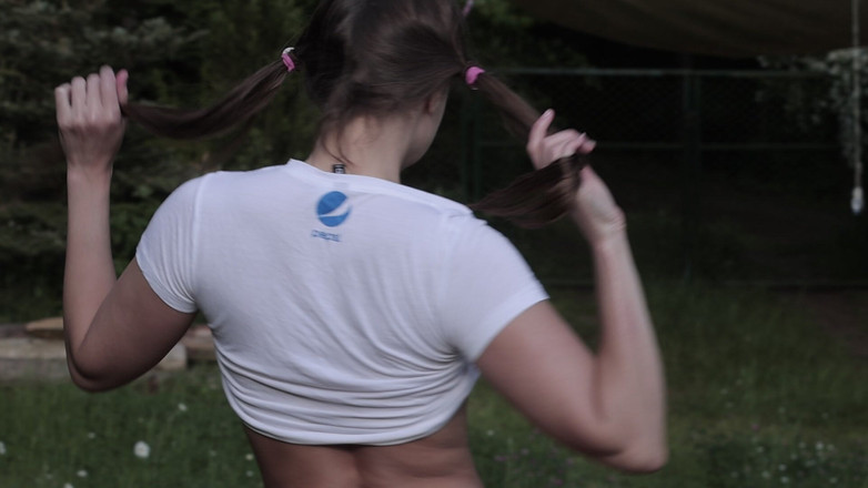 Ferrero: Melena Maria Rya, kırsalda sebze şeklinde oyuncaklarla mastürbasyon yapıyor. Pembe çoraplar giymiş