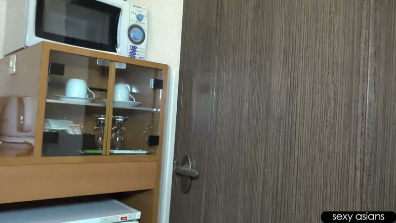 Asian happy ending: Amadora rabuda recebe uma gozada interna profunda - carregada de porra...