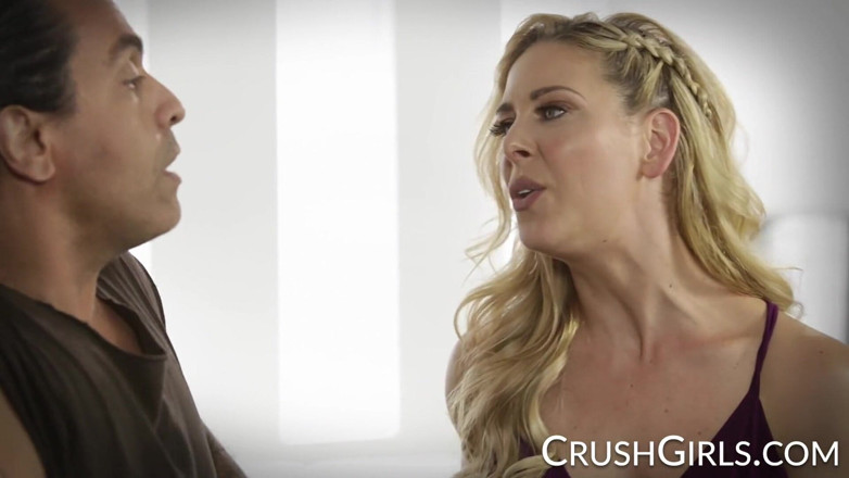 Crush Girls: Cherie Deville en haar stiefdochter Honey Gold worden stout