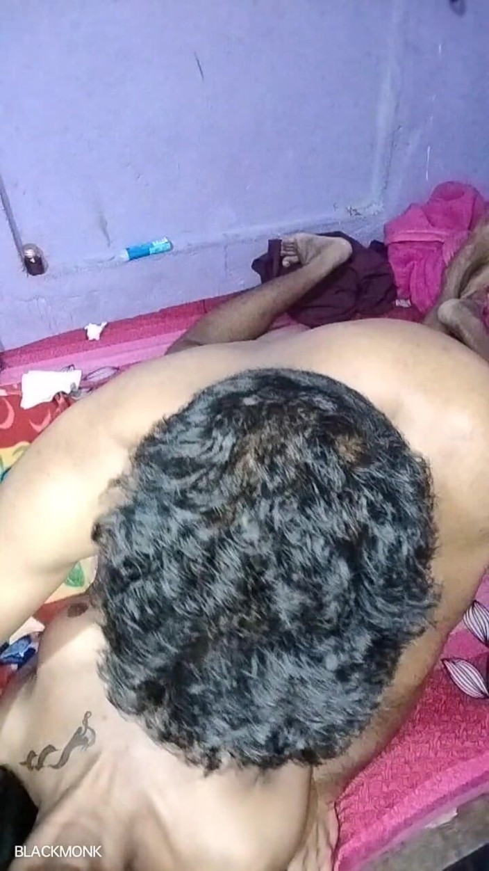Desi ShemaleX: O matahală indiană fute coapse transsexuale, țâțe, apoi ejaculează în gura ei