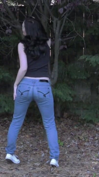 Jeans de jardim molhando