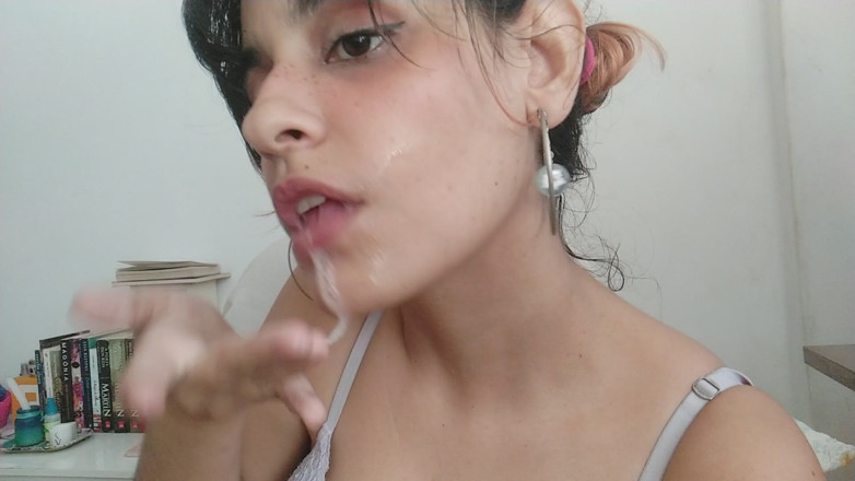 Ms Candy Bunny: Cewek semok ini lagi asik muasin memeknya pakai gelembung sampai...
