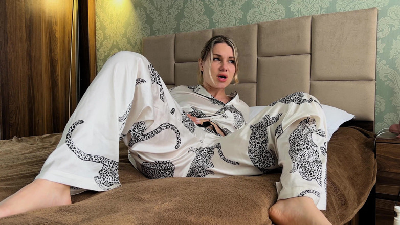 Mrs Peachesxx: Ignoring Farts in Front of You | Smell My Farts