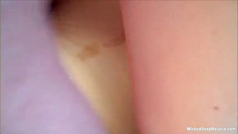 Wicked Sexy Melanie: Prsatá zralá saje ptáka a je ošukána ve stejnou dobu