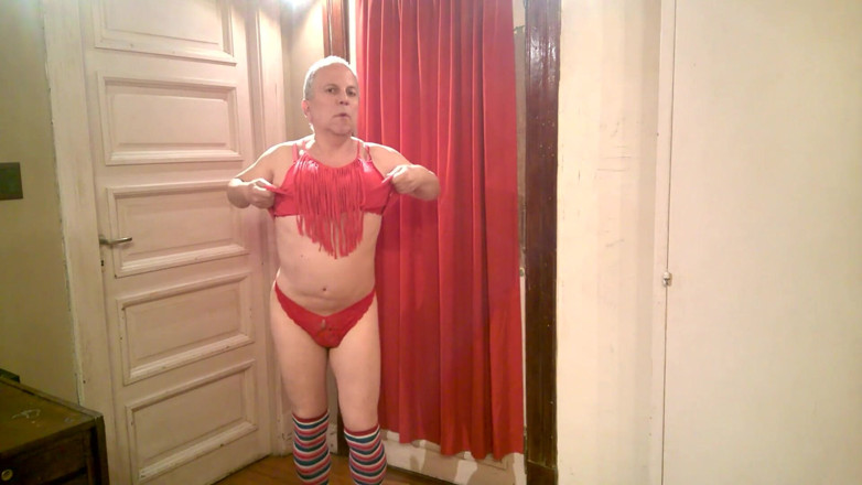 Dildo Man and Cross Hard Sex: Con belle calze sto sfilando e mostrò tutto
