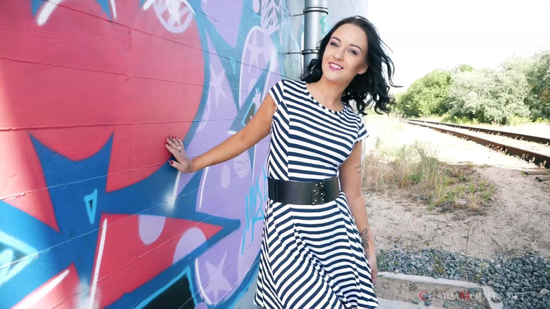 CharmModels: Lola Ash video glamour en el muro de graffiti
