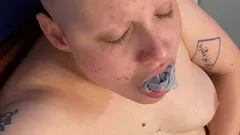 Puta sin pelo: completamente calva y sin frente con una cabeza fetiche de humillación