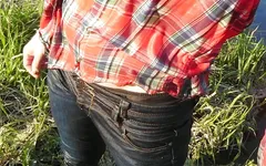 Nuoto in jeans e camicia in River.