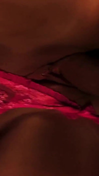 Le tettone brune Aletta ocean e Amanda bleack vengono scopate e riempite in un'orgia in costume hardcore
