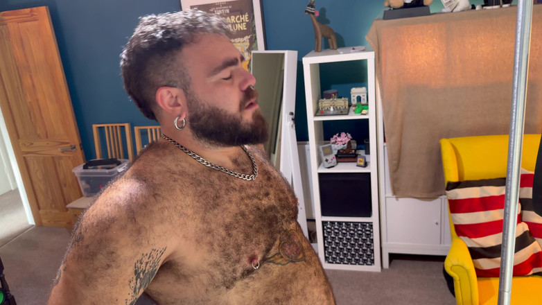 ScruffyStocky: 活発な毛深いクマがベッドとブランコでアナルを犯す