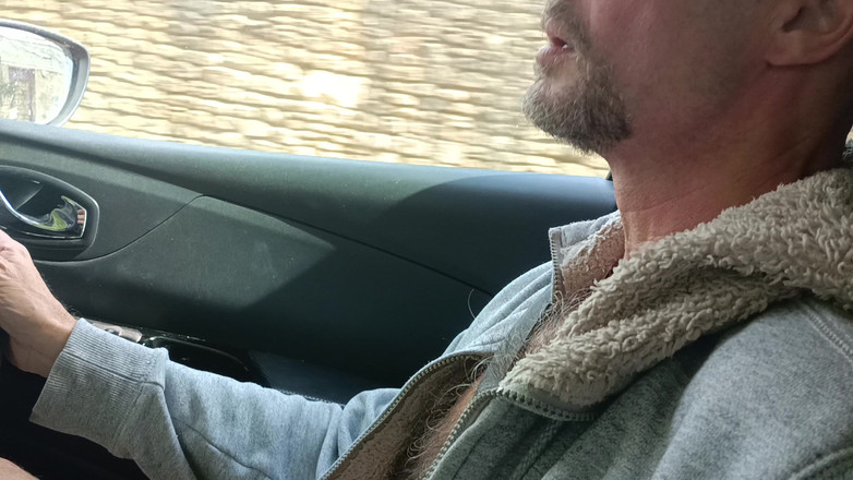 Rockardglans: Sexy dilf taxikář velký nesestříhaný penis honění a stříkání - Rockard...