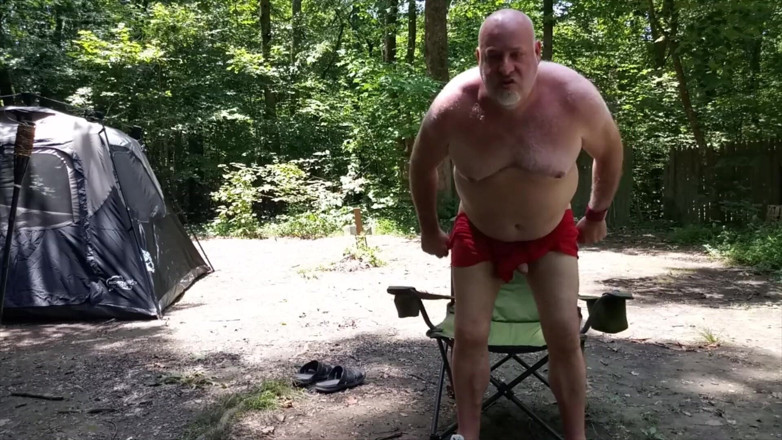 Kennie Jai: Kennie Jai menangkap beruang di dalam hutan melancap dan memancut...