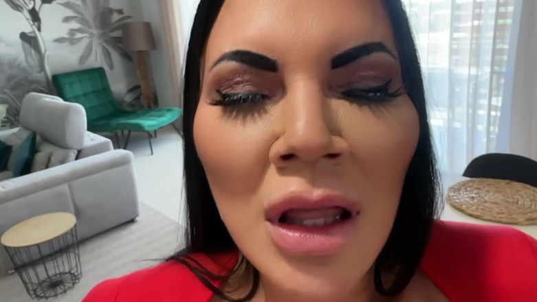 Jasmine Jae: 性的に不満を抱えた継母があなたのペニスを要求する