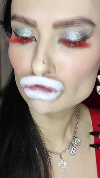 Weißer lippenstift, französische küsse aus perfekter latex-tussi