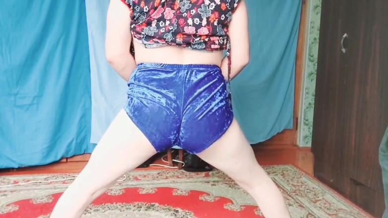 Kitty_Cross: ホットな巨尻戦利品女装家がカメラの前で踊る家で一人で踊る