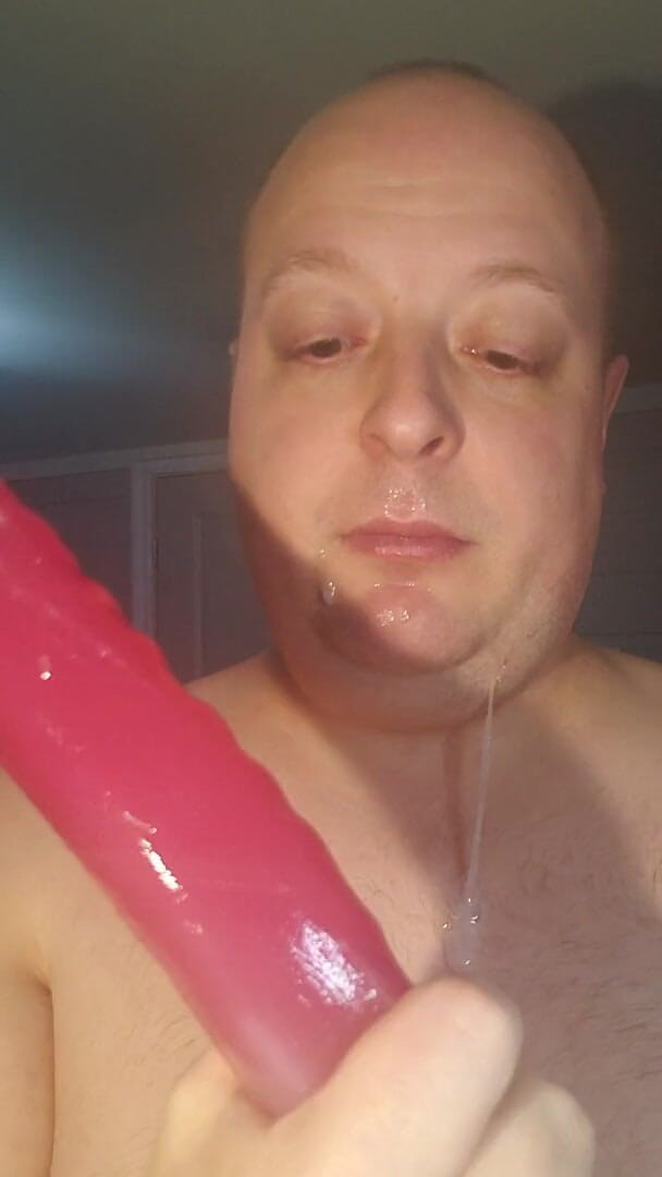 Charlieboy69: Gorge profonde, énorme gode violet de 18 pouces