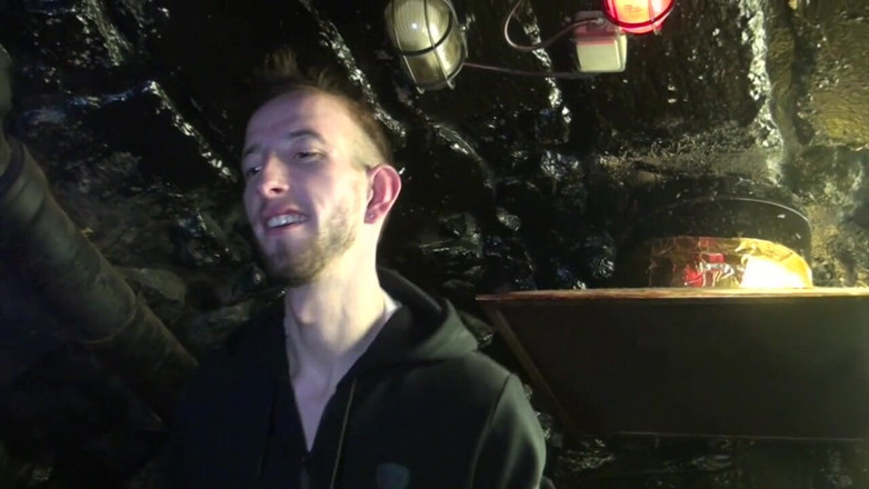 STRAIGHT BOY CURIOUS: Твинк відтрахана без презерватива дивовижним величезним членом у зовнішній кімнаті