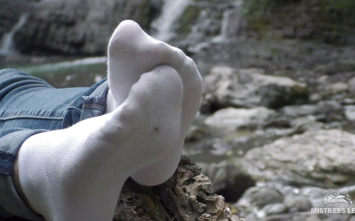 Mistress Legs: Drażni stopy w białych skarpetkach przy wodospadzie