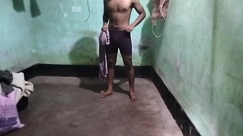 Desi Tits: Teman straight pertama kali ketemu sama cowok berotot dengan celana...