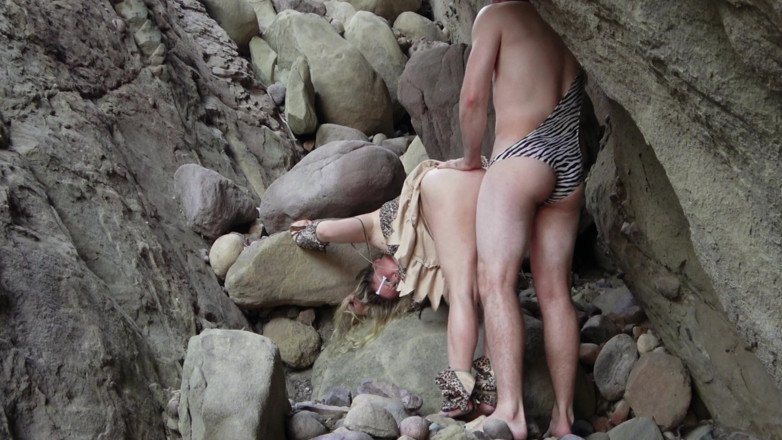 Erin Electra: La mujer cueva viene por sexo y se llenan todos...