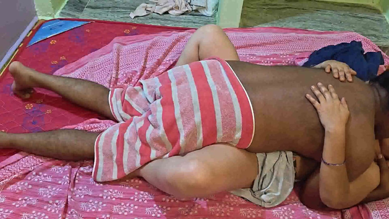 Sexy sindu: Celá nahá tetička na posteli