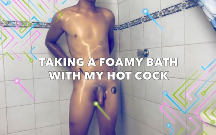 Evan Perverts: Ateşli yarağımla köpüklü bir banyo alıyorum