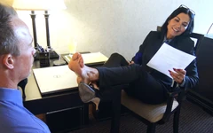 Salope aux pieds au bureau : c’est ton boulot, moron !