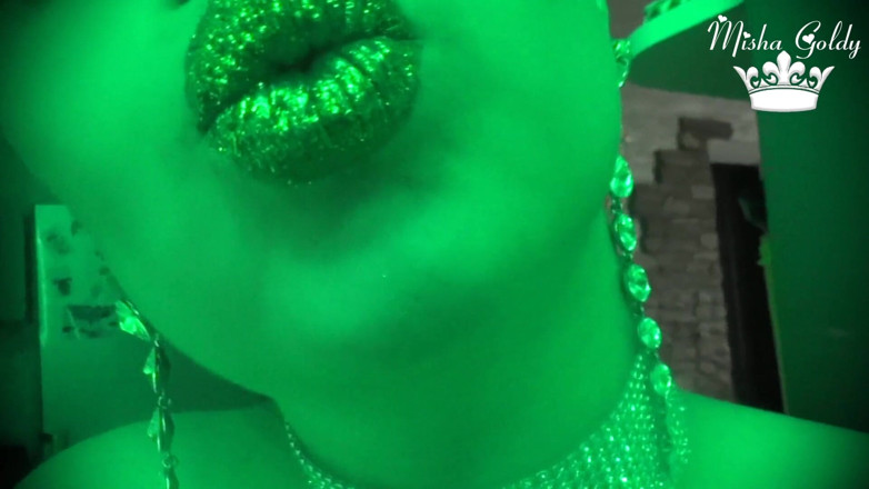 Goddess Misha Goldy: Komm hart auf meine grünen, saftigen lippen