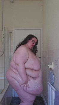 SSBBW krémové tělo v koupelně