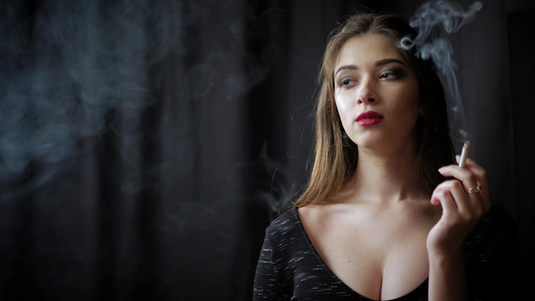Russian Smokers: Nádherná holka Irina pózuje na kameru při kouření cigarety (hd)