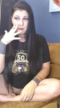 Una miLF che fuma solo in maglietta