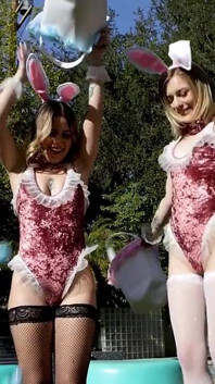 Sevimli küçük Paskalya tavşanı biraz yumurta ve üvey erkek kardeşlerinin büyük şişman yarağı buldu