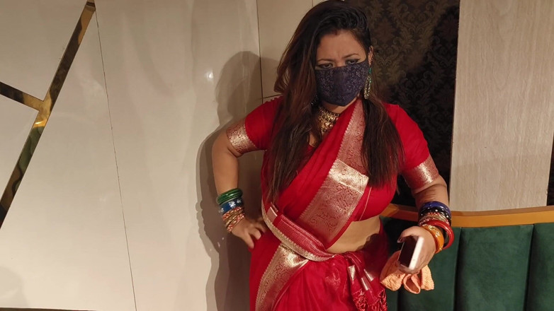 IndianMyra07: インドの継母は、彼女のパンティーで痙攣している義理の息子を捕まえ、彼は彼女をファックしました