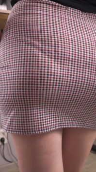 Milf-secretaresse in strakke rok plaagt haar zichtbare pantylijn