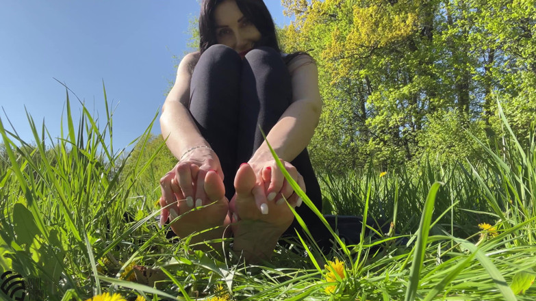 LizaVirgin: Footfetish in the park on the grass