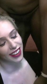 Blonde seksi Grace dapat lebih banyak pancutan muka bukkake