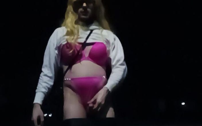SissyschlampeVanessa: Збочена сіссі ризиковано мастурбує на вулиці на публіці