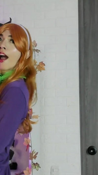 Cosplay Puv Daphne Burp Challenge with Scooby Taser