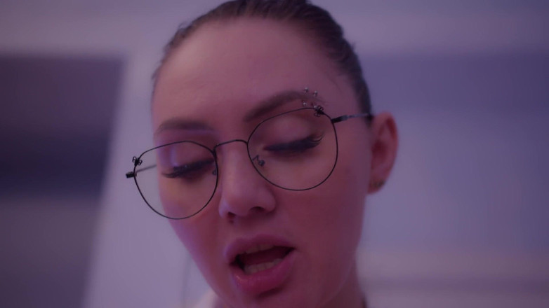 Allyakinn: Školačka Alexa Strapons chlap.