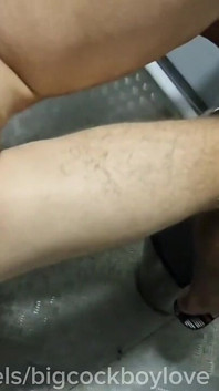 精子热辣的寻欢洞陌生人操了一个运动员的菊花，马桶上的精液喷出