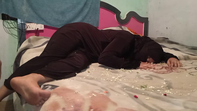 Gulaab: 의붓아빠와 하드코어를 원하는 배다른 여동생