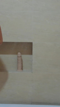 Bermain dengan dildo kegemaran saya di bilik mandi, pepek saya hampir tidak boleh mengendalikan menggoda!