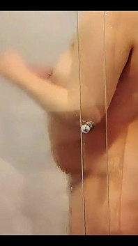 Nicole prend une douche te suce la bite et tu lui pisses dessus !