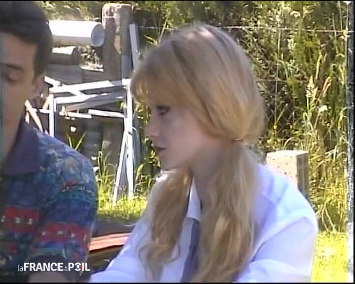 French Family Secrets: Studenta blondă este penetrată dublu și umplută de spermă pe față...
