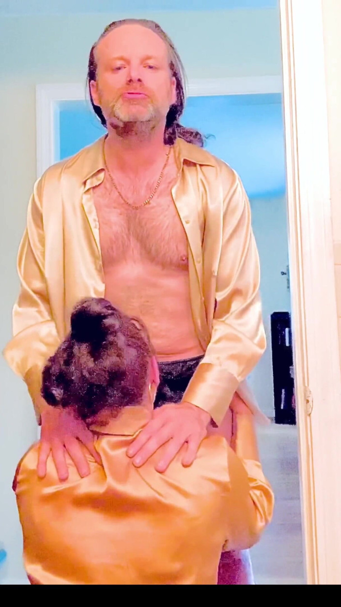 Satin Fetish King: Трах-фетишная фантазия милфы в золотом атласе
