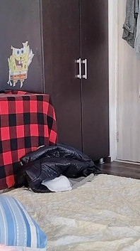 Amateurvrouw geniet ervan om kleding te passen en ze te snijden.